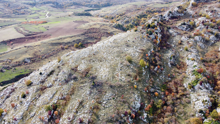 At the ancient Samnite hillfort of Morgia Quadra in Italy, only a few meters of fortification walls are visible from the ground. When such sites are poorly preserved, lidar and aerial images are crucial to the identification of hillforts. (Ancient Hillforts Survey)