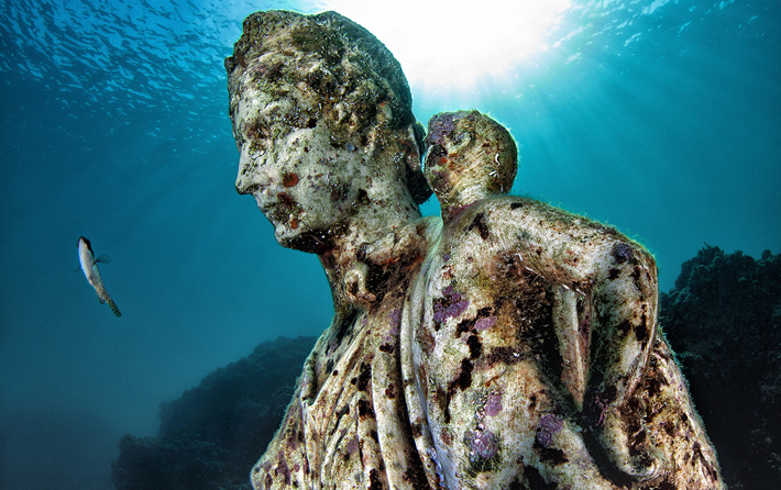 A replica in Baiae’s nymphaeum of a statue of Antonia Minor, mother of the emperor Claudius, possibly holding his daughter, Claudia Octavia, who died young (Pasquale Vassallo)