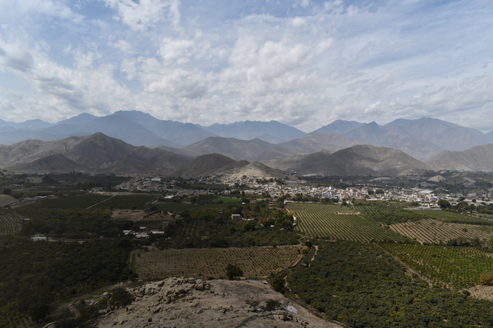 The site of Cerro San Isidro occupies a hill overlooking the Cordillera Negra range of the Andes to the east. (D. Chicoine)